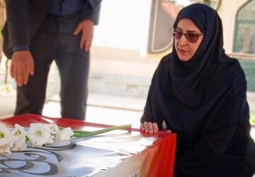 ادای احترام معاون آموزش ابتدایی وزارت آموزش‌وپرورش به شهیدان سلیمانی و بهرامی