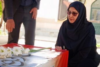 ادای احترام معاون آموزش ابتدایی وزارت آموزش‌وپرورش به شهیدان سلیمانی و بهرامی