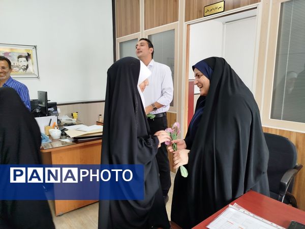 اهدای گل به کارکنان اداره‌کل آموزش و پرورش شهرستان‌های تهران به‌مناسبت بزرگداشت روز معلم 