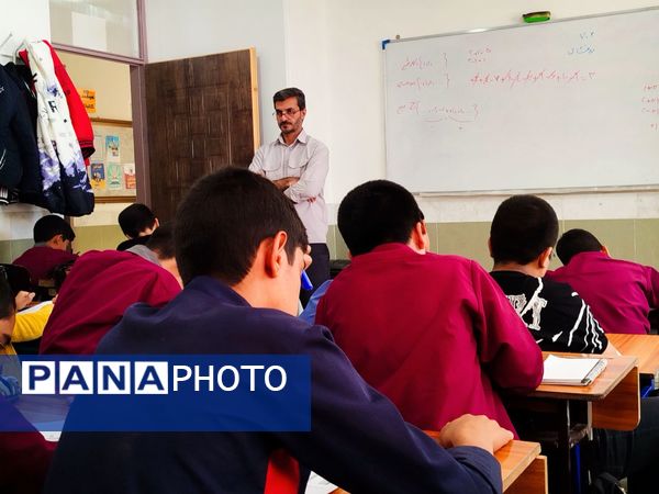 آزمون سنجش در دبیرستان میثاق 