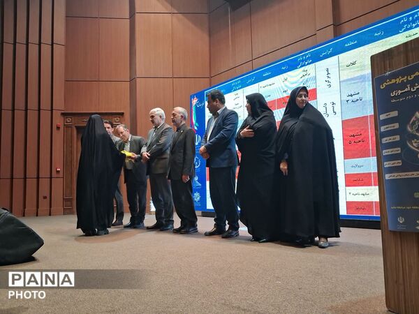 تجلیل از برگزیدگان استانی پژوهش سراها