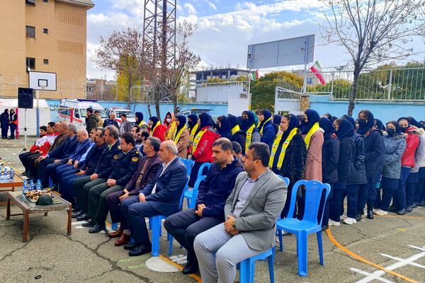 برگزاری مانور زلزله در مدرسه شهیده مهری رزاق‌طلب سنندج