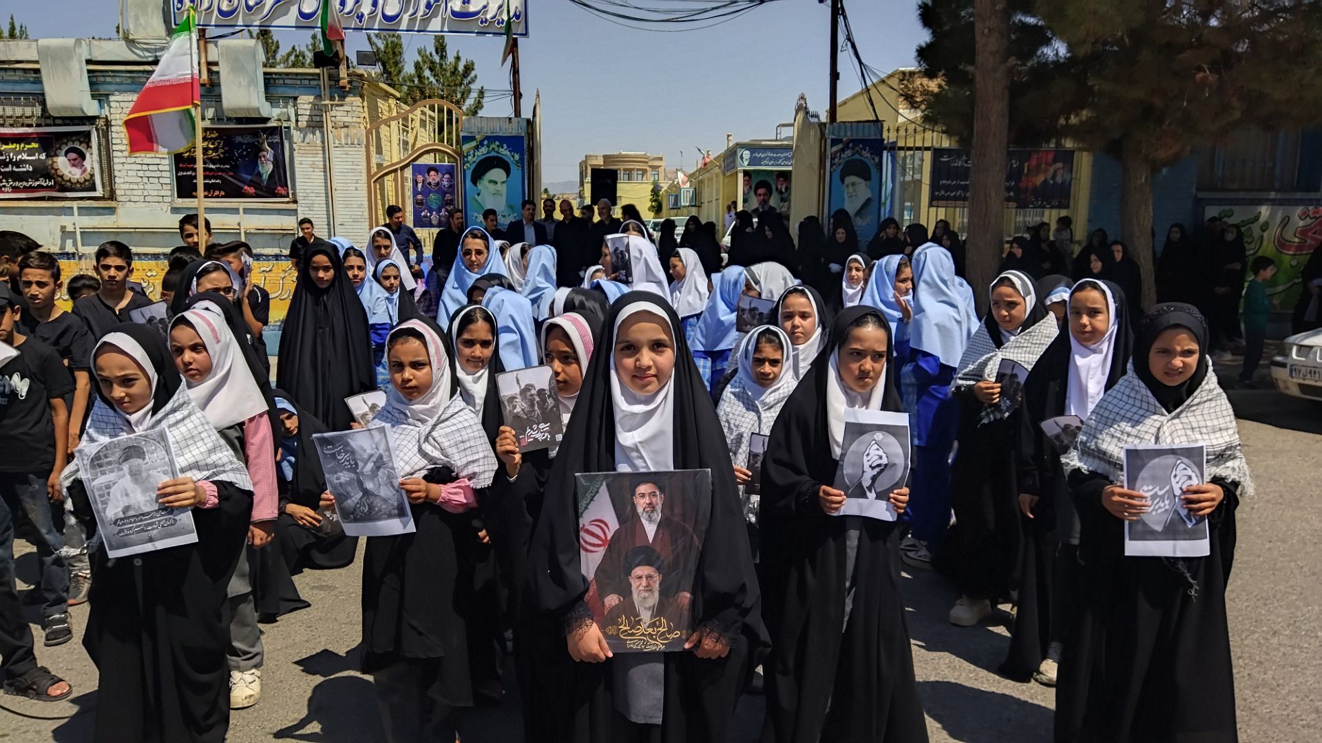  طنین فریاد استکبارستیزی دانش‌آموزان زاوه با اجرای سرود «باید برخاست»