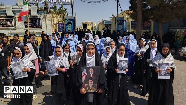  طنین فریاد استکبارستیزی دانش‌آموزان زاوه با اجرای سرود «باید برخاست»