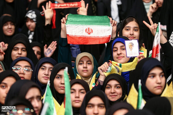 منتخب تصاویر دیدارهای رهبر شهید انقلاب با نوجوانان، جوانان و دانش‌آموزان 