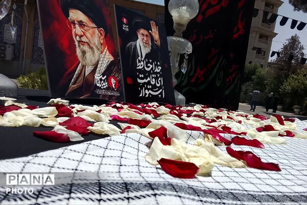حضور خادمان امام رضا (ع) در حاشیه نماز جمعه و مراسم بدرقه رهبر شهید انقلاب