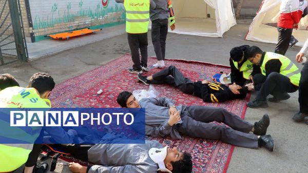 برگزاری مانور متمرکز استانی زلزله و ایمنی همزمان با سراسر کشور در مدرسه نیکان ناحیه 2 کرج 
