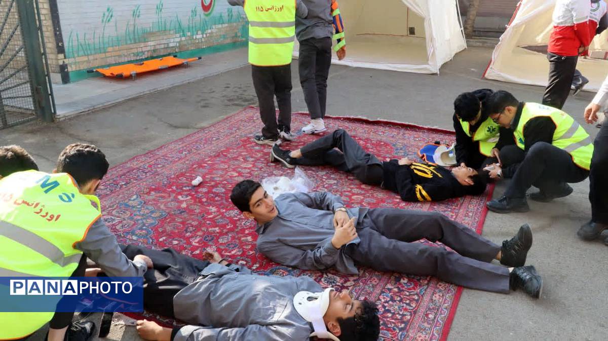 برگزاری مانور متمرکز استانی زلزله و ایمنی همزمان با سراسر کشور در مدرسه نیکان ناحیه 2 کرج 