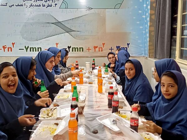 مراسم ضیافت افطاری و محفل انس با قرآن دبیرستان دخترانه‌‌ نمونه‌ دولتی سعدی 