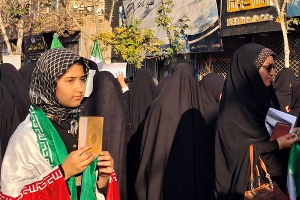 حضور پرشور کودکان در راهپیمایی میثاق با ولایت و محکوم نمودن اغتشاشات گروه های تروریستی در کاشمر