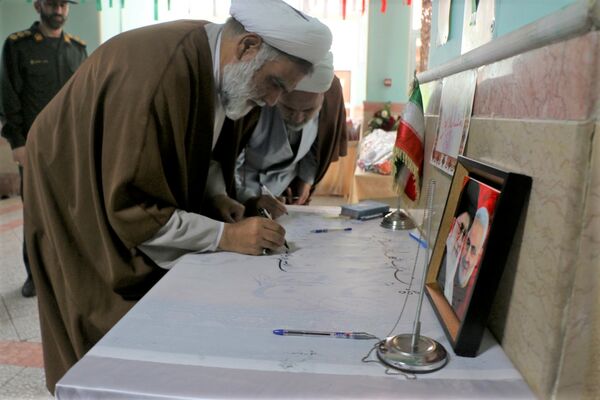 جلوه‌هایی از انس و ارادت دختران دانش‌آموز مدرسه انقلاب اسلامی۲ قم به شهیدان