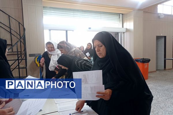 جلسه انجمن اولیا و مربیان دبیرستان پویش در تالار معلم شیراز