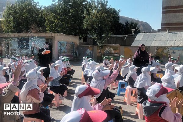 نمایش شاد کودکانه با حضور «عمو اخوان» در دبستان بنت‌الهدی فیروزکوه