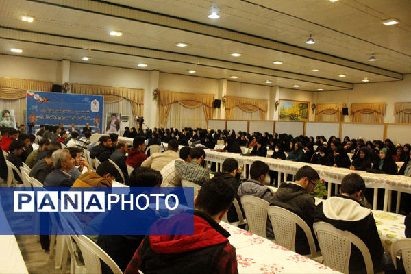 نشست صمیمانه استاندار مازندران با دانش‌آموزان