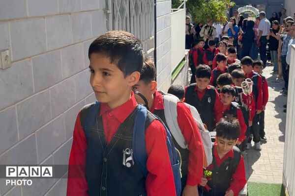 آغاز سال تحصیلی در مدرسه غیردولتی ایمان بجنورد با اجرای گارد پرچم