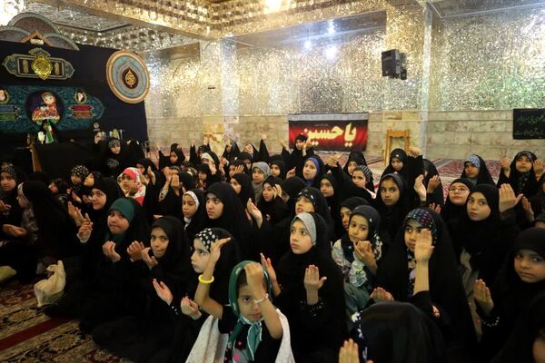  دورهمی دختران با قرائت سوره مبارکه فتح در رواق دارالذکر سومین حرم اهل بیت (ع)