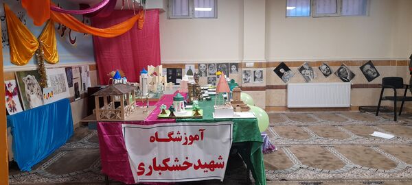 نمایشگاه نقاشی و دست آوردهای دانش‌آموزان مدرسه شهید خشکباری به مناسبت هفته فرهنگ و هنر 
