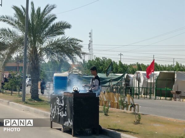 آیینِ کوچکِ مهمان‌نوازی در مسیرِ بی‌پایانِ نجف به کربلا