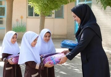 توزیع پک‌های لوازم تحریر برای دانش آموزان کم برخوردار