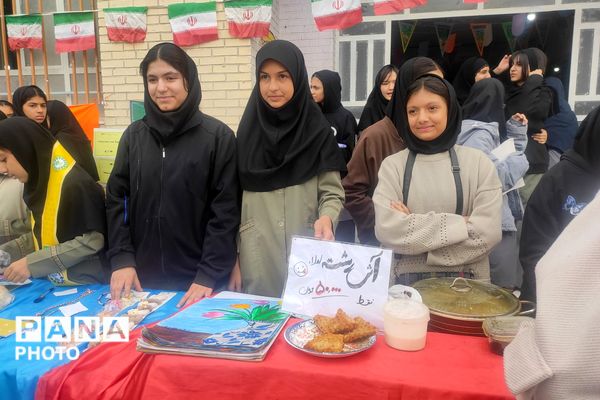 بازارچه دست سازه‌های دانش‌آموزی