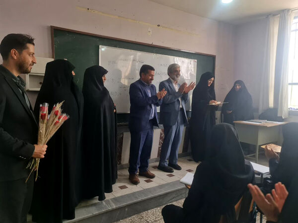 تقدیر مدیر آموزش و پرورش ناحیه 2 قم از معلمان دبیرستان سید احمد فاتحی یک 