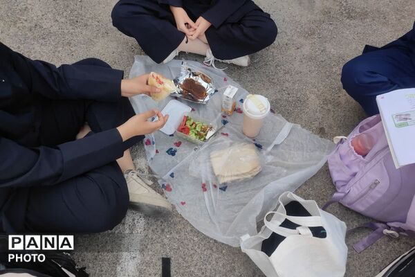 صبحانه سلامت در دبیرستان شهیده بنت‌الهدی صدر