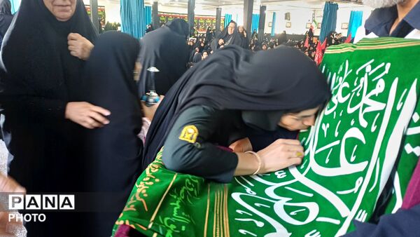 همایش دانش‌آموزان و بانوان خرم آبادی در سوگ رهبر شهید 