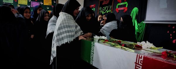 استقبال دانش‌آموزان دبیرستان شهید برقعی 2 قم از یک لاله فاطمی