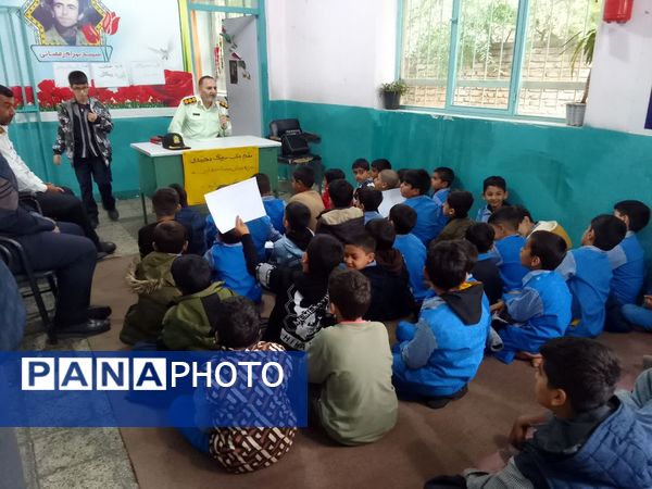 کلاس آموزش آسیب‌های اجتماعی در دبستان اسفندیار طیبی قائمشهر