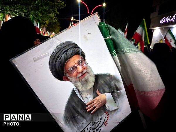 حضور پررنگ مردم در اجتماعات با تصاویر رهبری