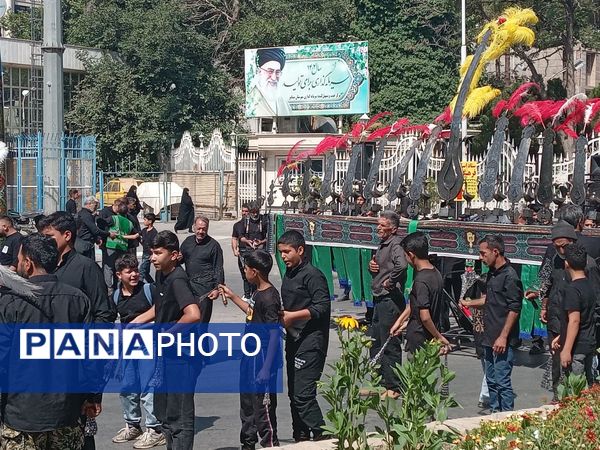 عزاداری ظهر  عاشورا در خیابان‌های شهر نیشابور 