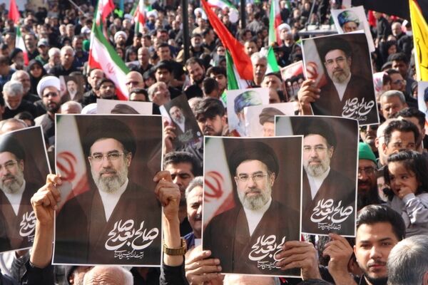 بیعت مردم دارالعباده شهر یزد با رهبر جدید انقلاب اسلامی ایران