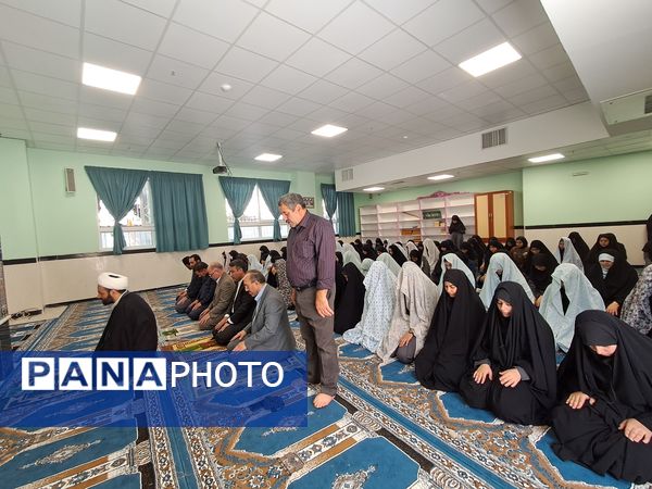 برگزاری نماز جماعت در دبیرستان شهدای فرهنگی