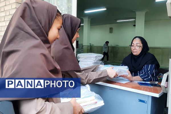 توزیع کتب درسی در مدارس منطقه پردیس 