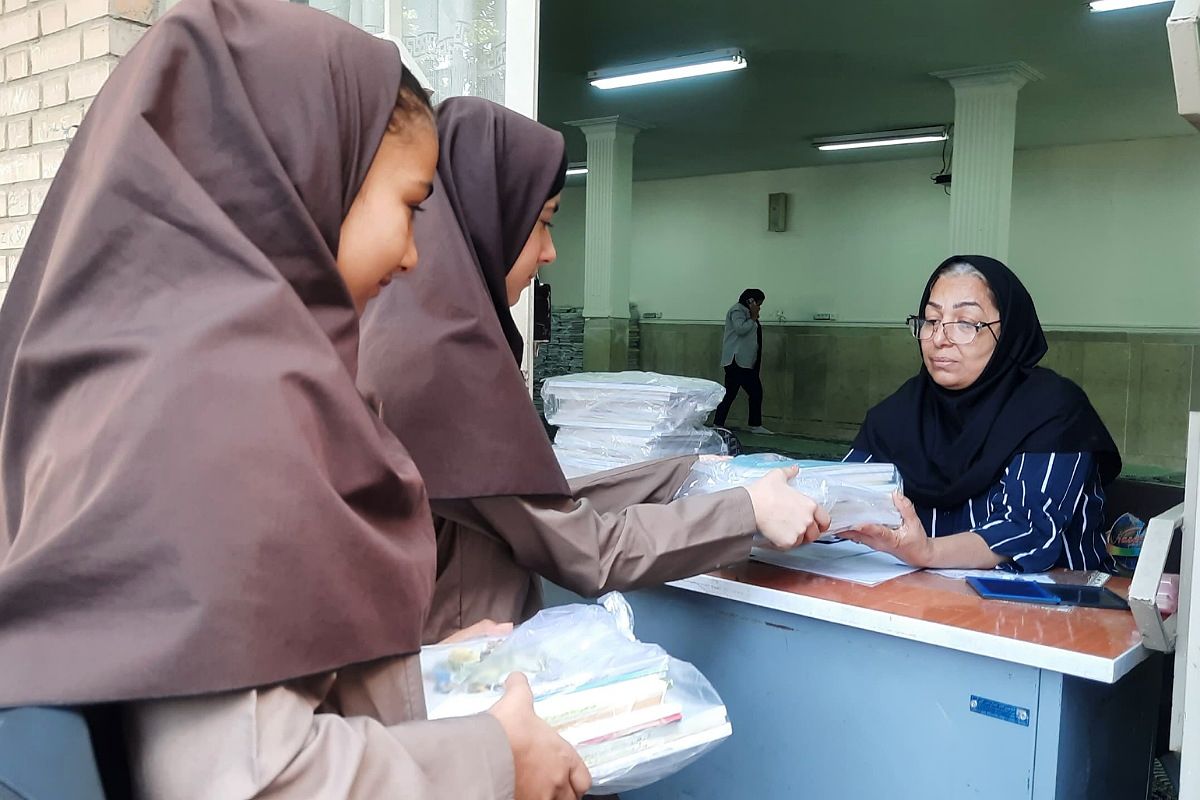 توزیع کتب درسی در مدارس منطقه پردیس 