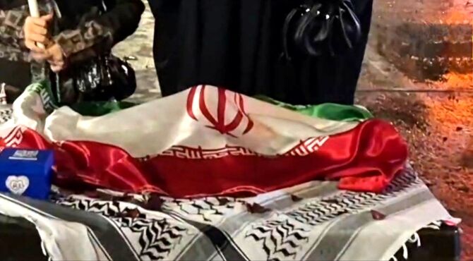 وقتی مردم در صف اول میدان خیابان هستند