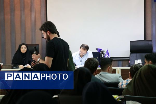 نشست صمیمی دانش‏‌آموز خبرنگاران و نمایندگان مجلس دانش‌آموزی آذربایجان شرقی با علی فلاحتکار