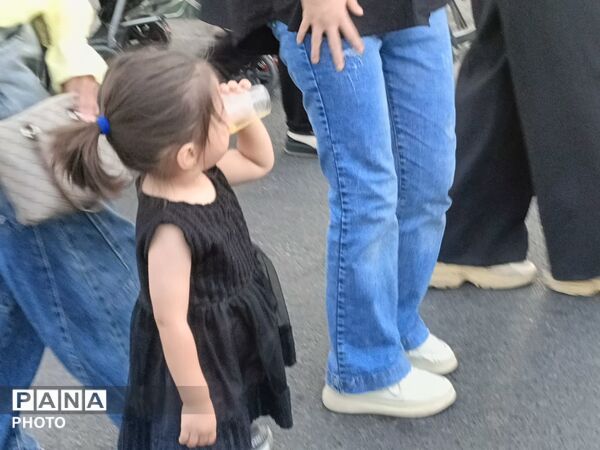 مشقِ عشق با پاهای کوچک روایت زائران خردسال کاشمر