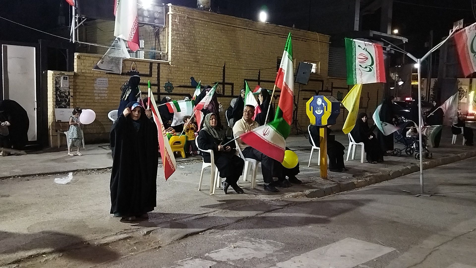 گذری بر اجتماع مردمی روبه روی دبیرستان نمونه فاطمه زهرا در نود و چهارمین شب 