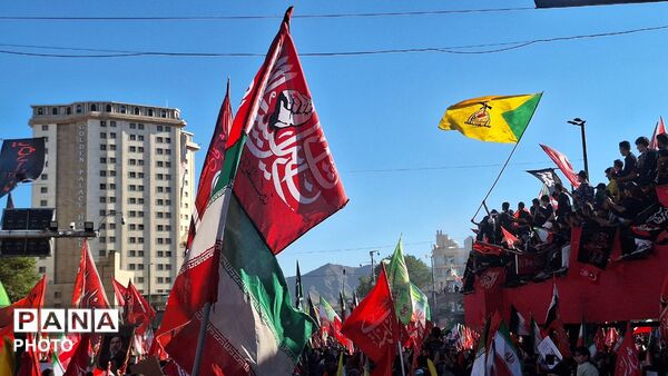 مشهد، در آغوشِ حرم، با رهبر شهید وداع کرد