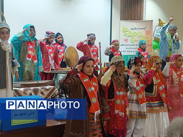 جشن عاطفه‌ها با تقسیم مهر و مهربانی در دبستان آرمینه مصلی نژاد 