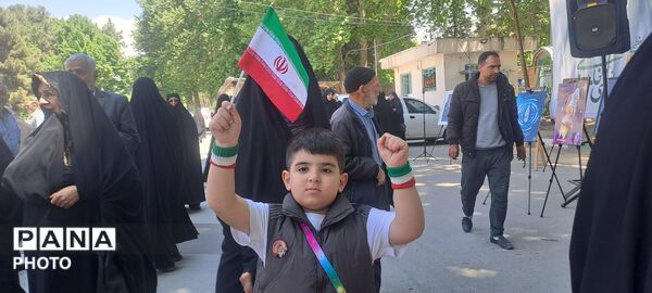 خروش جوانان در مصلی کرج با اجرای سرود و رجزخوانی  دانش‌آموزان در آیین پاسداشت میهن