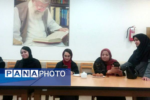 پرتو فجر در کتابخانه پانزده خرداد درخشید؛ عصر شعر انقلاب با حضور شاعران و فرهیختگان