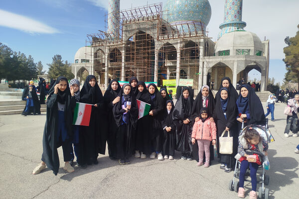 حضور پرشور دانش‌آموزان شهر بهمن در راهپیمایی ۲۲ بهمن ماه