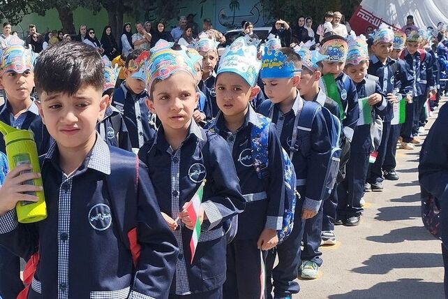 جشن شکوفه‌ها در مدرسه ۱۲ بهمن بهارستان دو