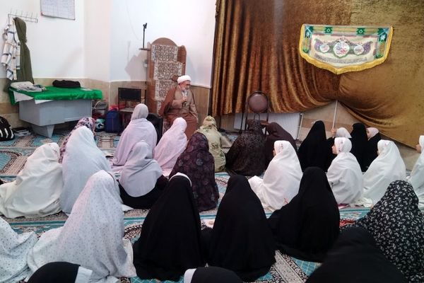 مراسم معنوی اعتکاف دانش‌آموزان دختر ابرکوهی در مسجد بقیه الله