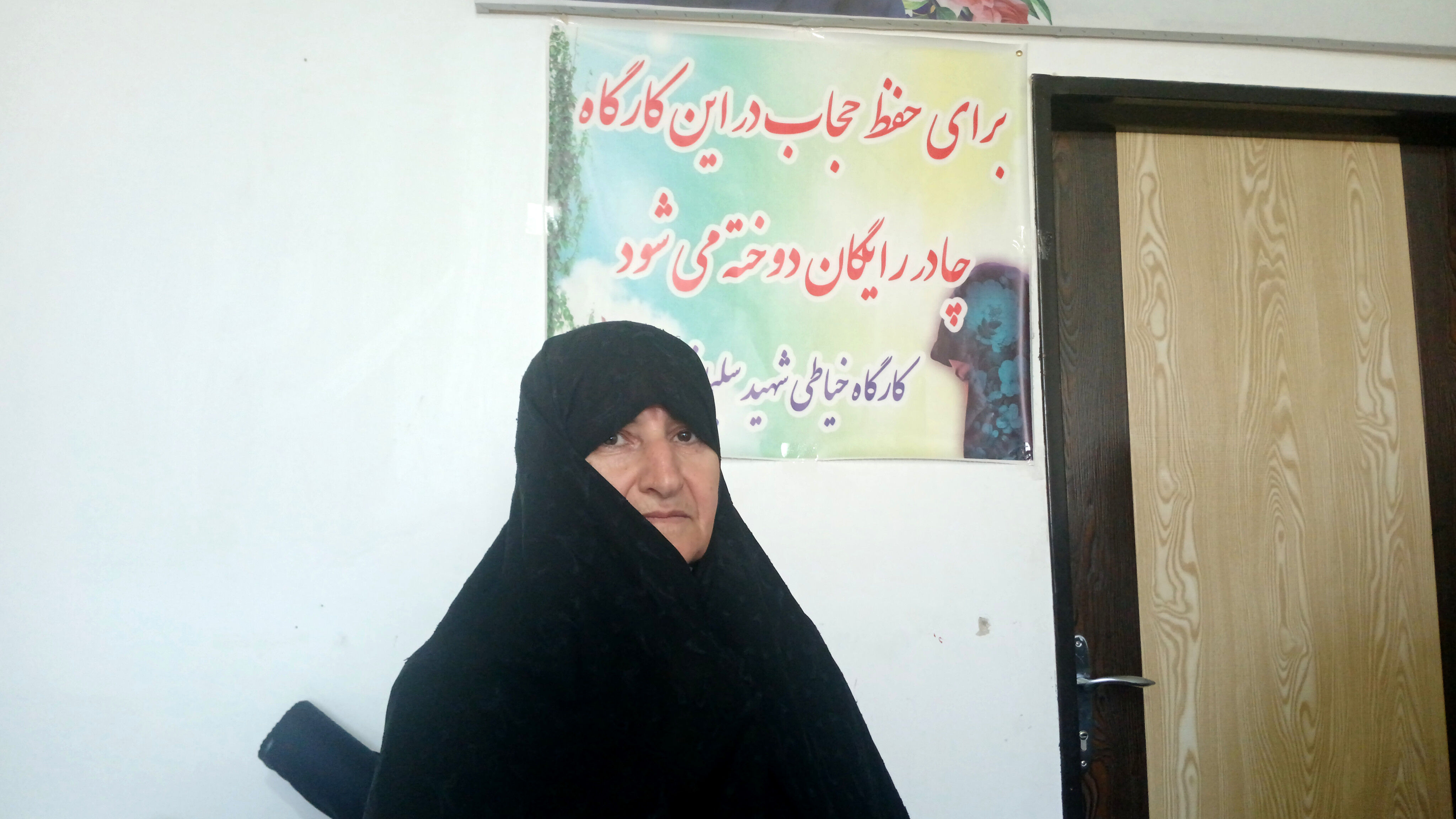 ترویج حجاب فاطمی با دوخت رایگان چادر در کارگاه خیاطی