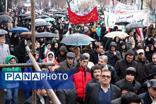 خلاقیت و نشاط دانش‌آموزی در غرفه‌های آموزش و پرورش در مسیر راهپیمایی ۲۲ بهمن