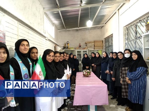 جشن روز آزمایشگاه در دبیرستان شهید مرادعلی امینی و هنرستان کیمیا