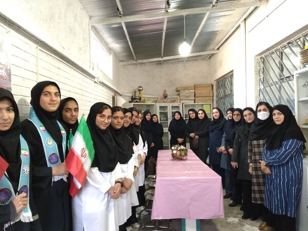 جشن روز آزمایشگاه در دبیرستان شهید مرادعلی امینی و هنرستان کیمیا